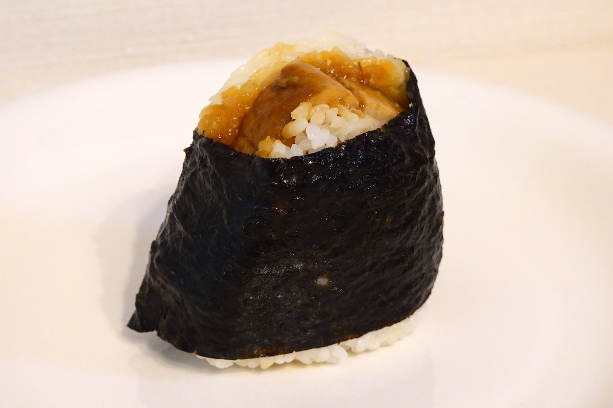 ローソン『金しゃりおにぎり　大きな豚角煮』。大きくはみ出た豚の角煮のインパクト大