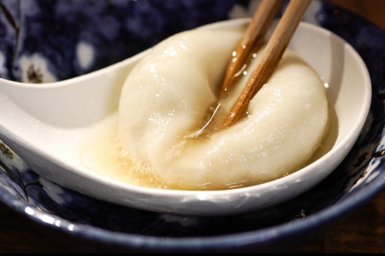 看板メニューの「餃包（4個入り・白湯スープ付）」（写真／坂田さん提供）