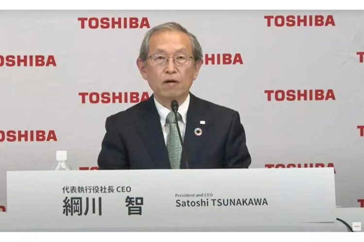 「会社分割こそが最善の道」だと強調した綱川会長（2021年11月撮影／時事通信フォト）