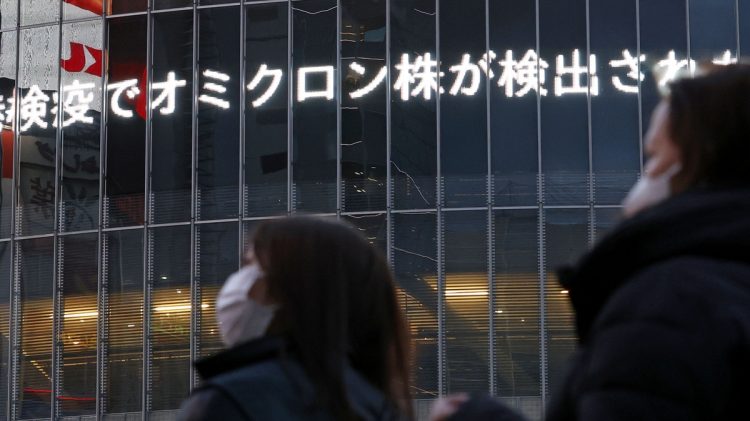 オミクロン株上陸は日本経済にどんな影響を与えるのか（写真／共同通信社）