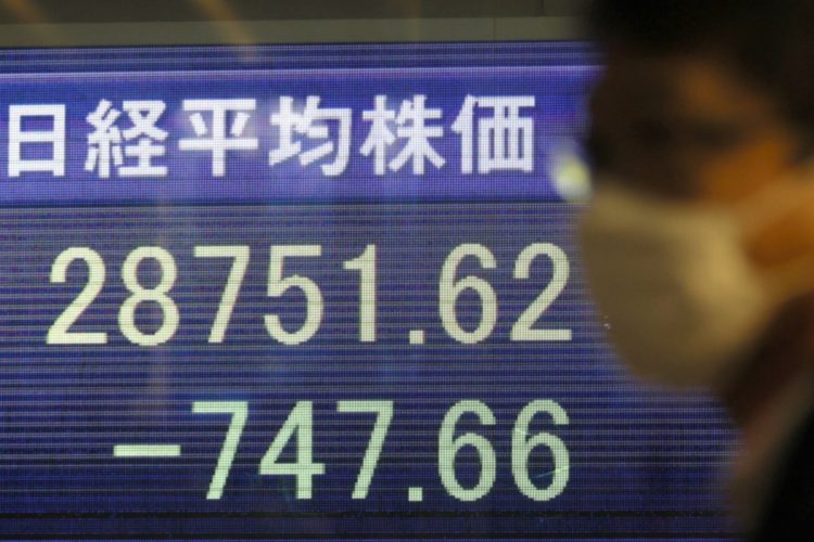 急激な円高に引きづられるように11月26日の日経平均株価も大幅に下落（写真／時事通信フォト）