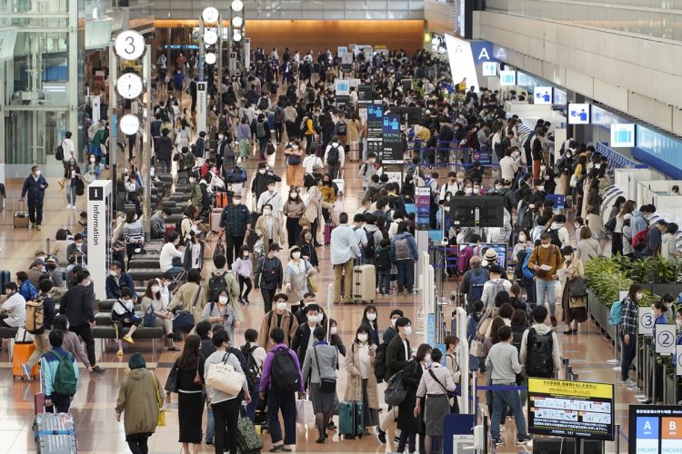 今年のGWは緊急事態宣言中にもかかわらず、羽田空港は大混雑だったが、年末年始はどうなるか？（時事通信フォト）