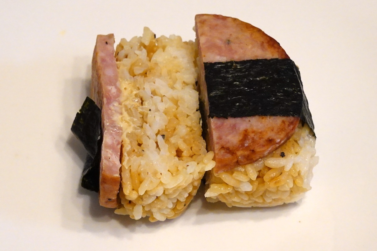 ローソン『温めて食べる！ 直火焼粗挽きポークソーセージマヨネーズおにぎり』。バターと一緒に炊いたごはんが茶色い