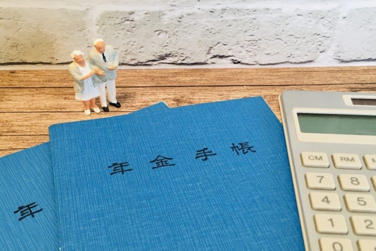 夫婦2人のモデル世帯の標準的な厚生年金受給額は、30年後には「月13万円程度」まで減額される見通し