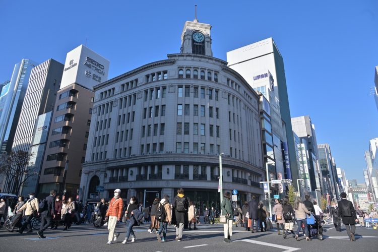 「第5波」収束後から街は大勢の人でにぎわうようになった（東京・銀座／時事通信フォト）