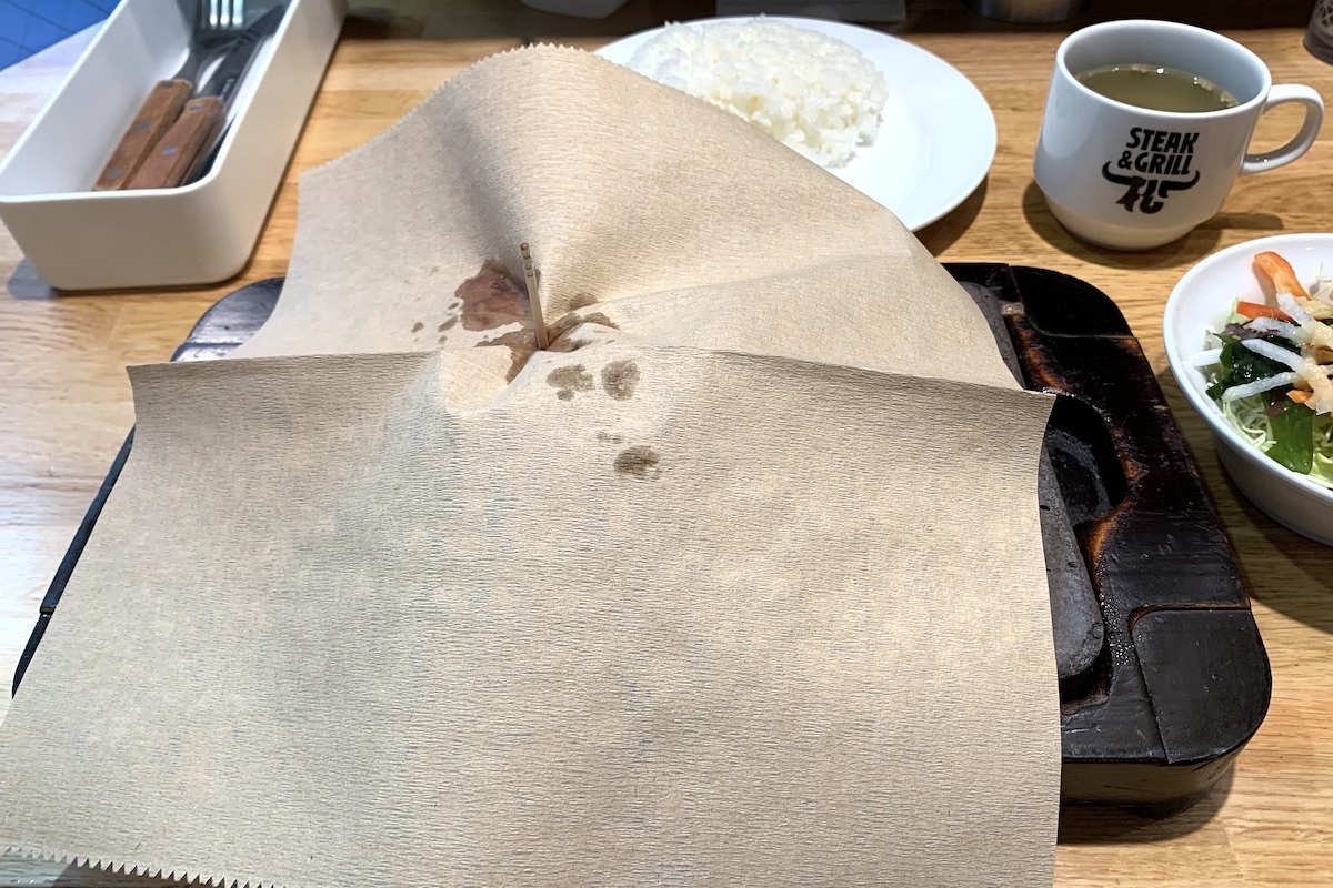 「ミスジステーキ180g」は紙ナプキンに覆われた形で登場する