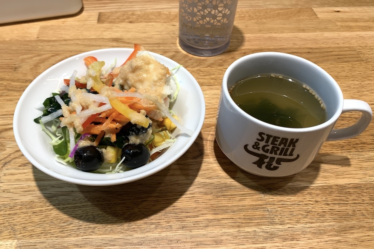 ステーキ屋松のサラダとスープ。お替わり自由