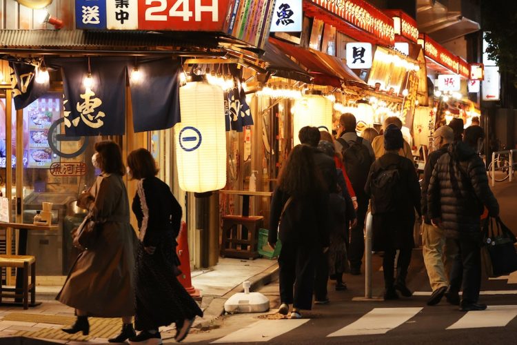 夜の飲食街には徐々に人手が戻りつつあるが…（写真／東京・有楽町、時事通信フォト）