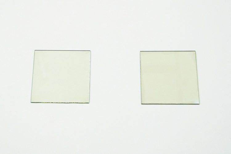 赤外光発電材料を塗ったガラス（右）と一般のガラス（左）。可視光の透過率はほぼ変わらない