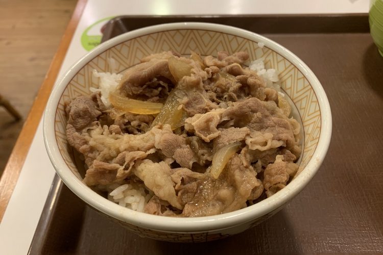 すき家の「牛丼 並盛」。350円から400円に値上げされた