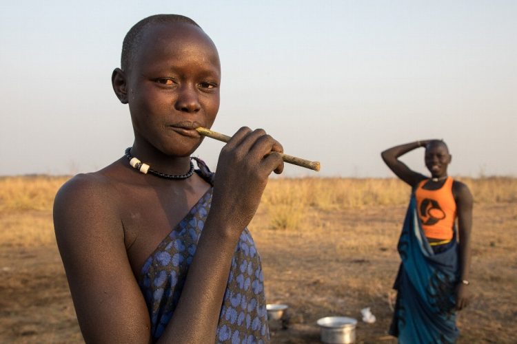 アフリカでは木製の歯ブラシも使われている（南スーダンの女性。Getty Images）