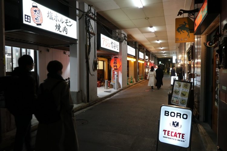 12月に入っても人通りが少なかった東京・丸の内の飲食店街（時事通信フォト）