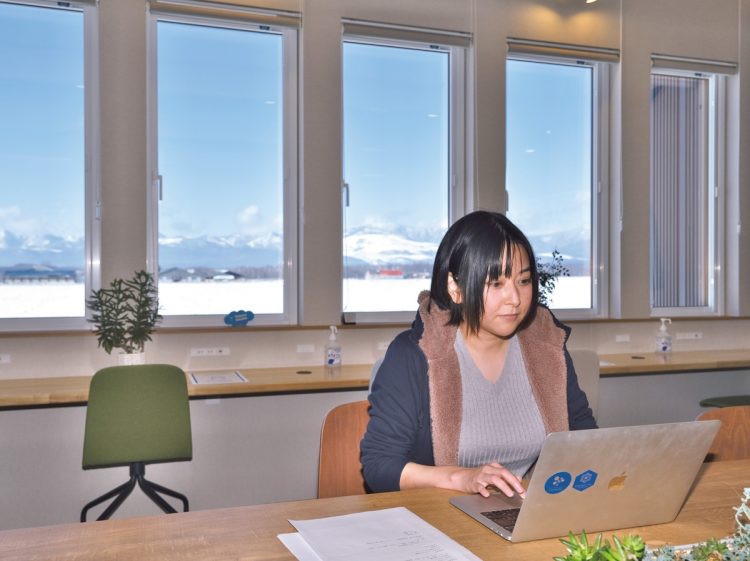 大雪山など大自然を望む上士幌町のシェアオフィスで、パソコンに向かい、飲食店やハンター、処理施設との連絡・調整作業に打ち込む