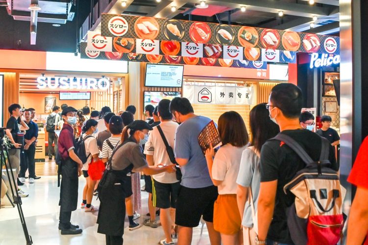広州に開業した中国1号店。行列ができるほどの人気