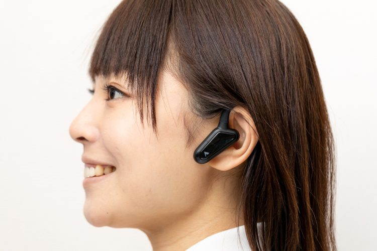 Hi-Unit HSE-BN5000。「耳の穴の中ではなく、耳の上にスピーカーを配置したイヤホンなので、完全に耳をふさぎません」