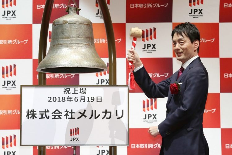 東証マザーズ上場時、セレモニーで鐘を打つメルカリの山田進太郎会長（2018年。時事通信フォト）