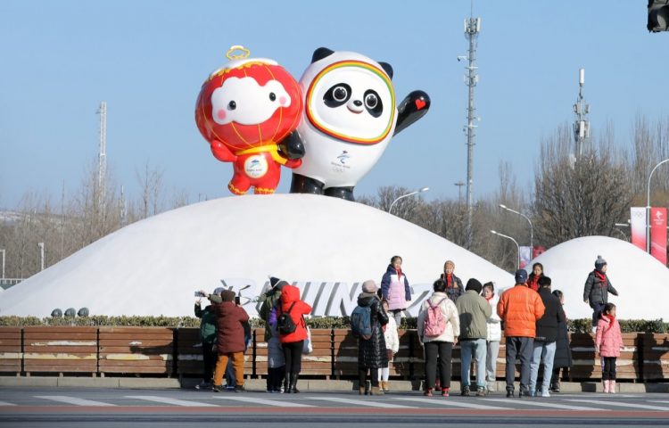 北京市内に設置されたマスコットの前で記念撮影する人たち（時事通信フォト）
