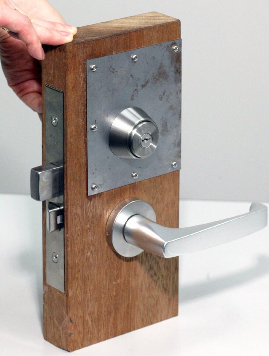警察庁が対策を呼びかけた、ピッキング被害に遭いやすいドアの錠。特殊な工具で鍵穴を使わず簡単にロックを解除ができるという（時事通信フォト）