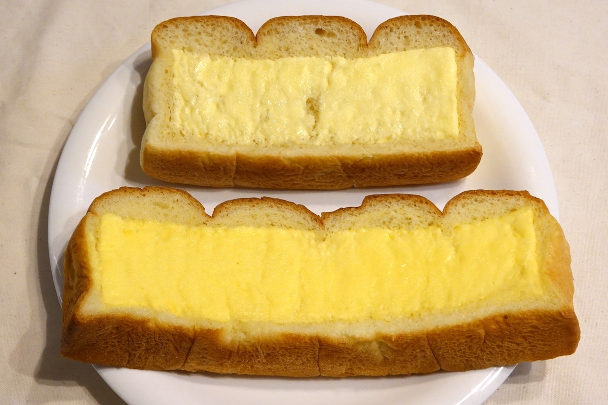 ローソン『NL　食べたいに応える！シュガーマーガリンブレッド』（上）、ファミリーマート『ちぎれるシュガーマーガリンのパン（国産バター入りマーガリン使用）』（下）