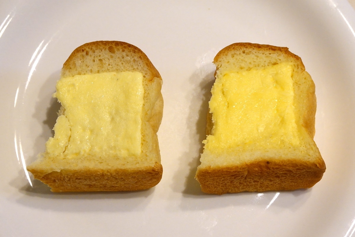 ローソン『NL　食べたいに応える！シュガーマーガリンブレッド』（左）、ファミリーマート『ちぎれるシュガーマーガリンのパン（国産バター入りマーガリン使用）』（右）をそれぞれちぎって比較。ローソンのマーガリンの方が少々白っぽい