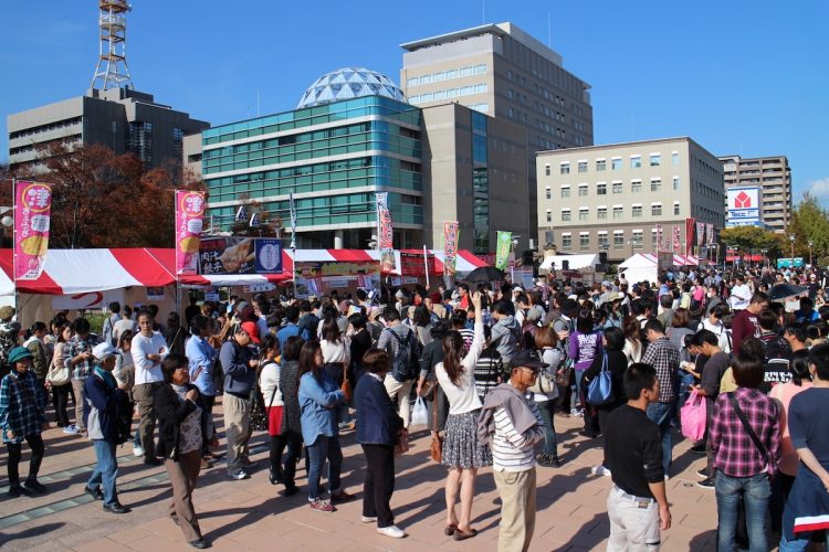 毎年11月に開催している「浜松餃子まつり」には浜松市民だけでなく県外からも多くの人が訪れた（写真／2019年、浜松餃子学会提供）