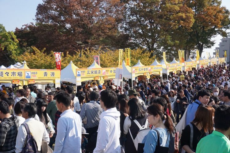 毎年11月に開催される「宇都宮餃子祭り」では老若男女が熱々のギョーザをおいしそうに頬張る（写真／2018年、時事通信フォト）