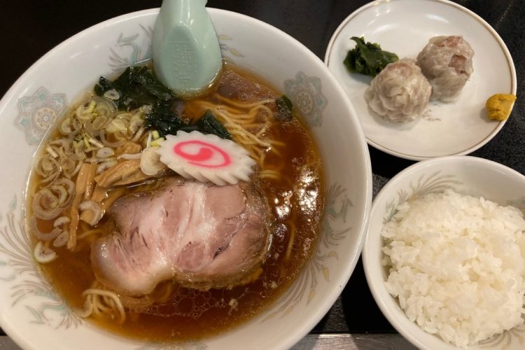 『博雅』の「ラーメンセット」はラーメンとライス、そしてシュウマイ