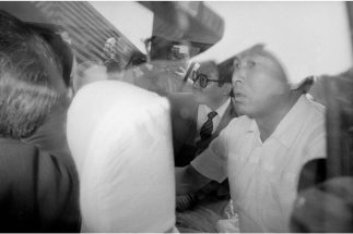 「投資ジャーナル」代表・中江滋樹と森下安道氏の関係は（写真奥が中村。1985年6月逮捕時の写真／共同通信社）