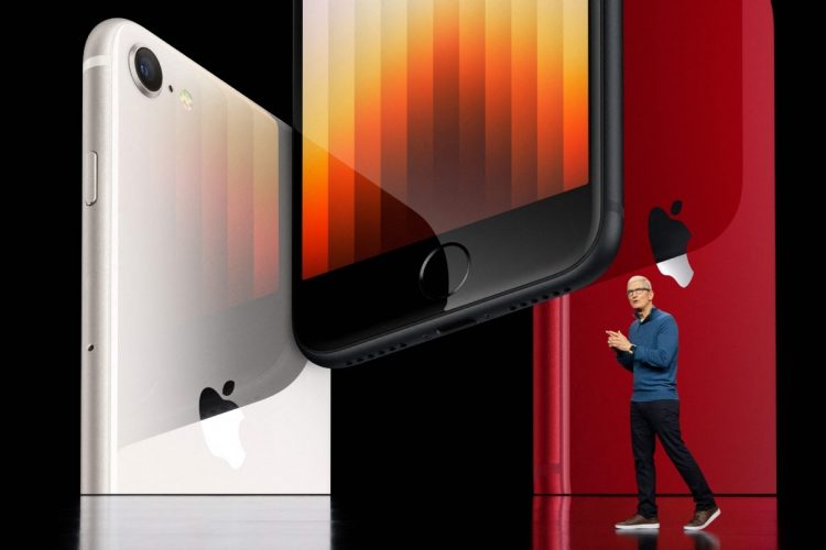 iPhone SEの「第3世代」となる新機種を紹介するアップルのティム・クックCEO（AFP＝時事）