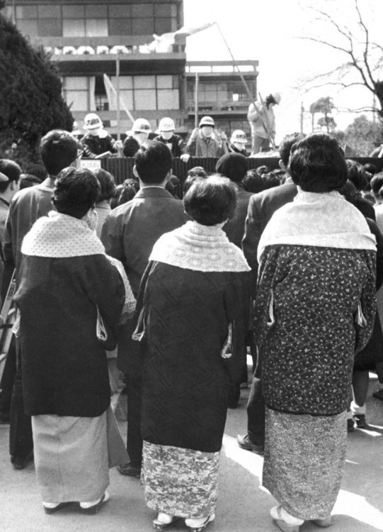 1969年、大阪の府立高校では全共闘の生徒がバリケードで封鎖し、保護者も生徒も中には入れず卒業式の開催を妨害。大学の学生運動が高校にも飛び火した（写真／共同通信社）