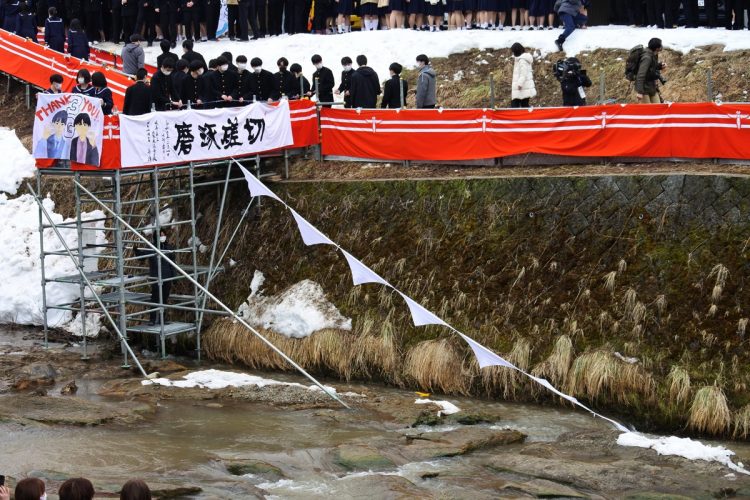 岐阜県高山市の県立斐太高校で70年の伝統を誇る「白線流し」（写真提供／斐太高等学校）