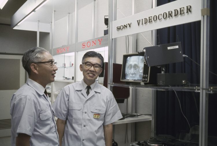 ソニー創業者の井深大さん（右）と盛田昭夫さん（写真は1967年／時事通信フォト）