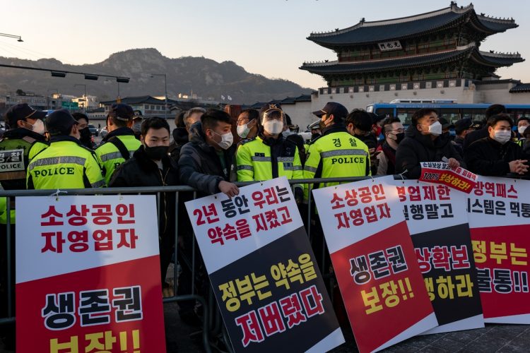 新型コロナによる営業規制に抗議する韓国の自営業者たち（2021年12月）