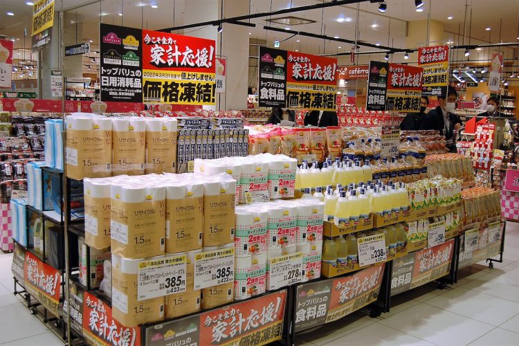 値上げラッシュの中、イオンは3月末までプライベートブランドの日用品や食品の価格を据え置くことを発表（時事通信フォト）