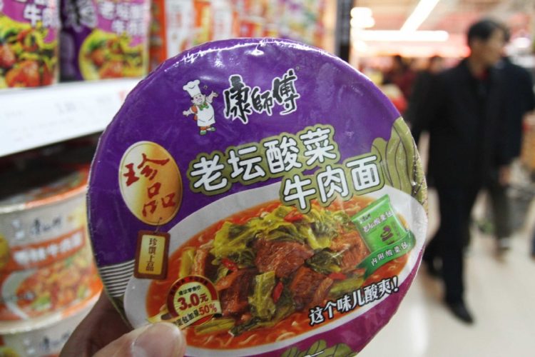 中国では「老壇酸菜」を使ったカップ麺が大人気だが…（Imaginechina/時事通信フォト）