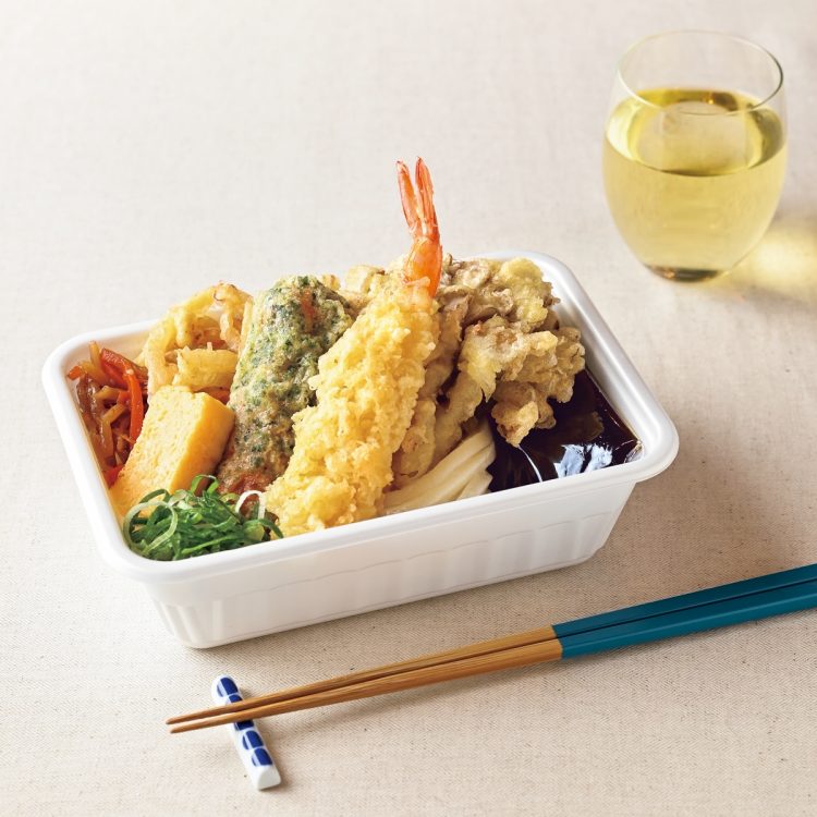 「できたてのうどん弁当」という唯一のものを形にした（写真は『えびとまいたけ天のうどん弁当』。3月29日発売予定）