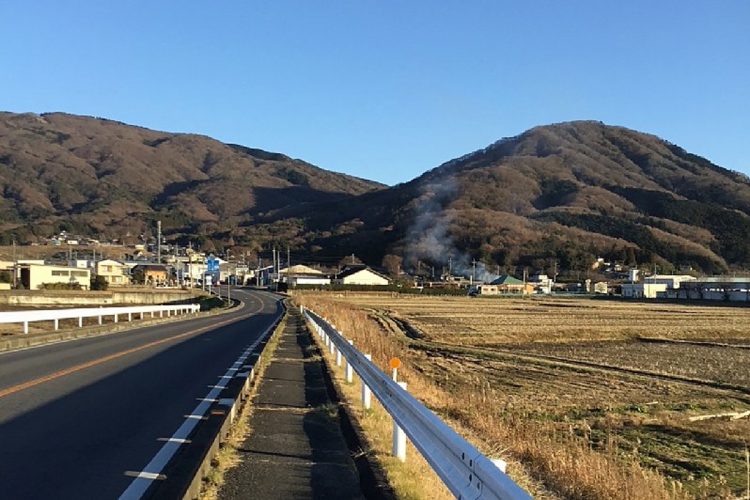 自宅から老健施設に向かう道。荒れる母の気持ちと対照的に、ため息が出るほどきれいで静かだ