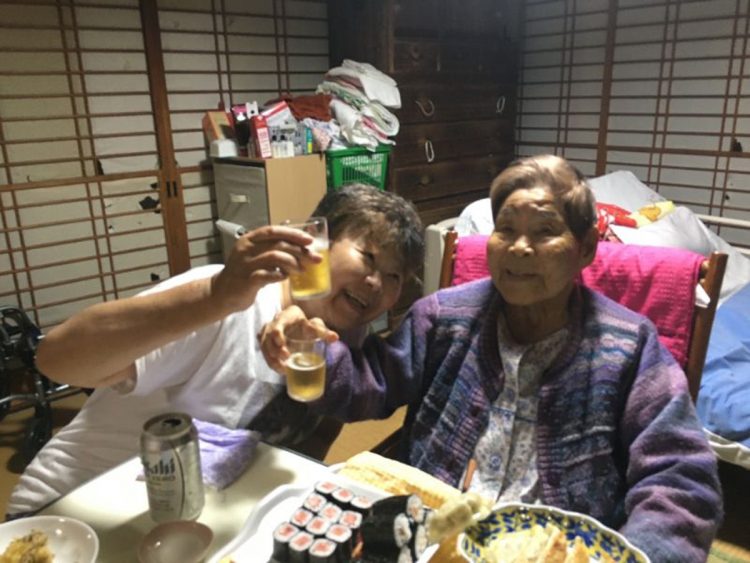 家族での食事は毎日の楽しみ。「ああ、うまい」と目を細めて飲んだのがノンアルコールとも知らず