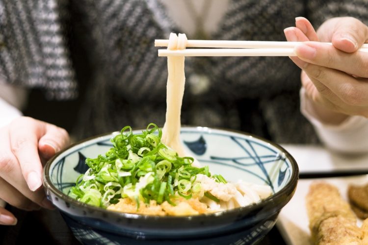 うどんはラーメンより低コストで作れるという（Getty Images）