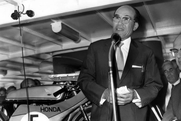 ドイツでホンダのスポーツカーを紹介する本田宗一郎さん （写真は1963年。dpa／時事）
