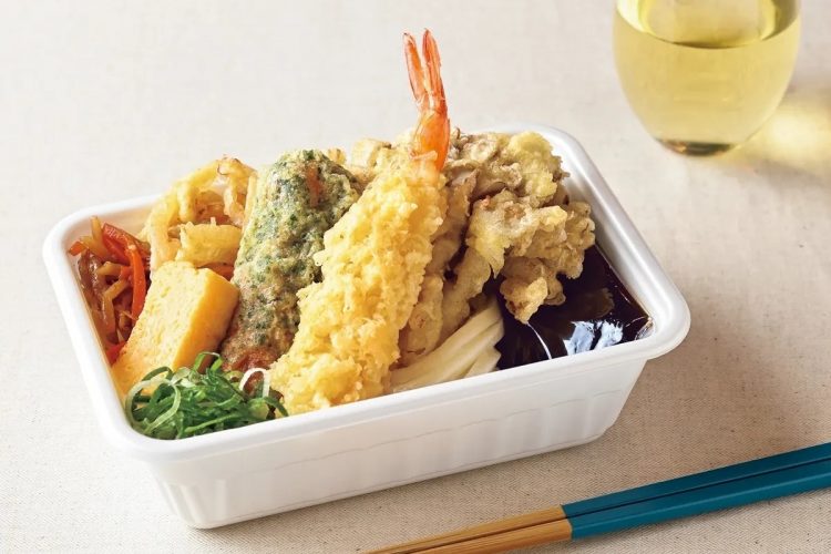 「できたてのうどん弁当」という唯一のものを形にした（写真は『えびとまいたけ天のうどん弁当』。3月29日発売予定）