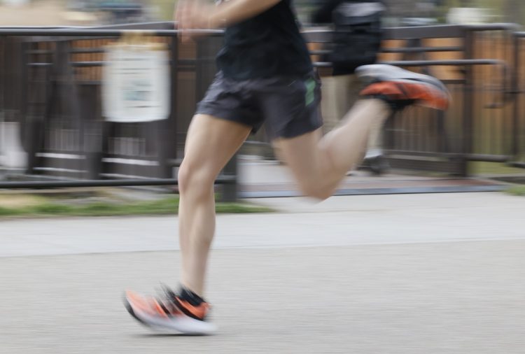 簡単に蹴り上がる軽さもある（写真は記者試走時。1km=4分強のペースで）