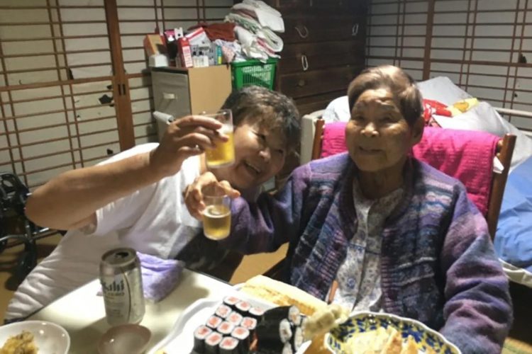 家族での食事は毎日の楽しみ。「ああ、うまい」と目を細めて飲んだのがノンアルコールとも知らず