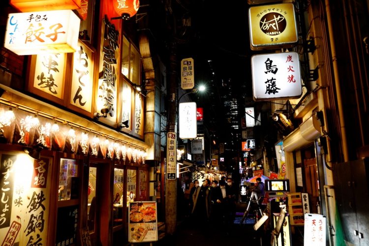 まん防が明けた東京の飲み屋街（Reuters/AFLO）