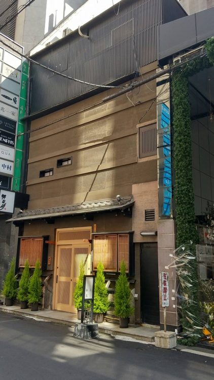 大阪の一等地に建つ「神田川本店」。「土地だけで4億円は下らない。建物も含めた実際の売買となるとその倍以上になる」という