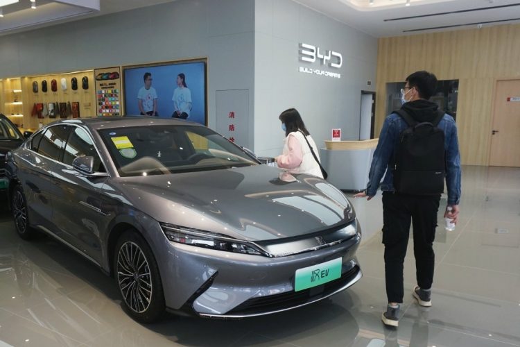 BYDは化石燃料自動車の生産を終了し、新エネルギー自動車へとシフトした（浙江省杭州市の販売店。CFoto/時事通信フォト）
