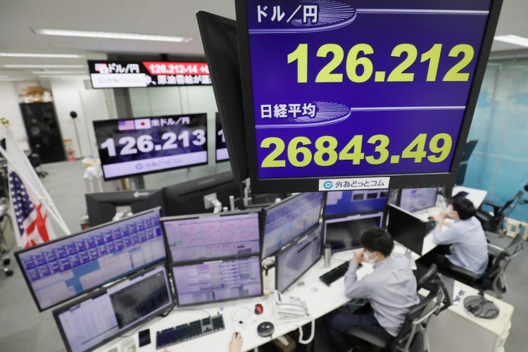 1ドル＝126円台を突破し、約20年ぶりの円安水準に（写真／4月13日、時事通信フォト）