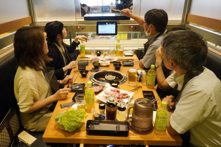 焼肉（和牛）の食べ放題ブランド『かみむら牧場』の郊外店舗が好調（時事通信フォト）