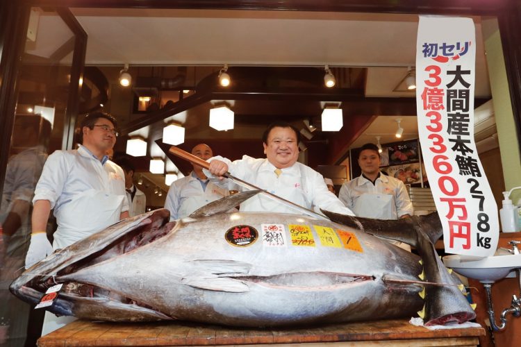 すしざんまいの木村清社長（中央）はどん底からどう再起したのか（写真は2019年の初競り）