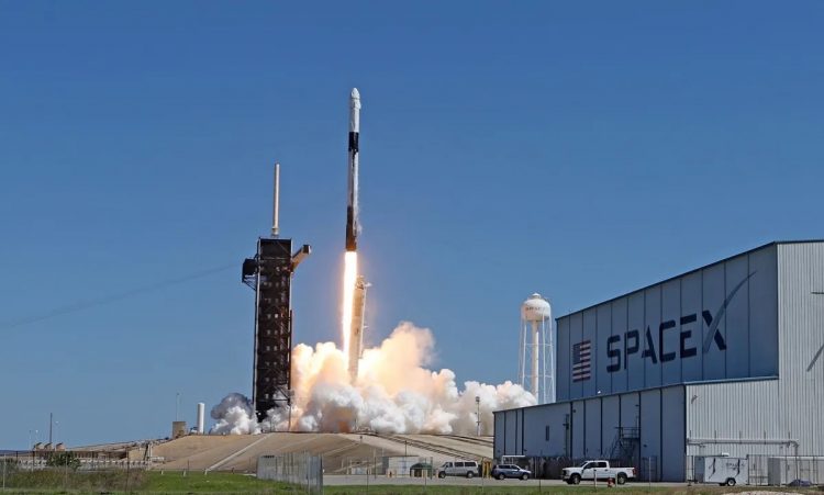 ケネディ宇宙センターで打ち上げられたスペースXの宇宙船（写真／AFP＝時事）